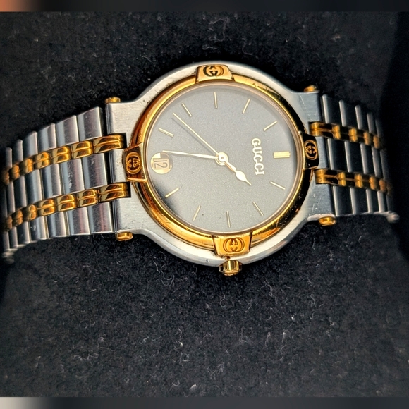 Gucci 9000M Unisex Gold and Silver Watch - Picture 6 of 10